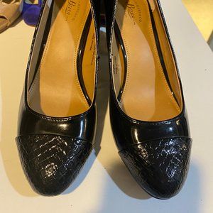 Bass & Co black pumps